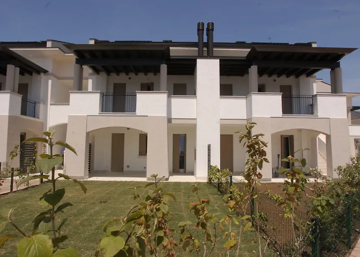 Homely Flat With Private Garden And Common Pool Appartement