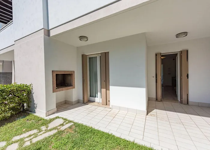 Homely Flat With Private Garden And Common Pool Appartement *