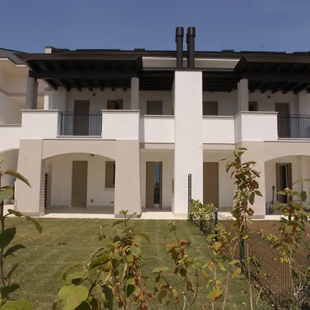 Homely Flat With Private Garden And Common Pool شقة