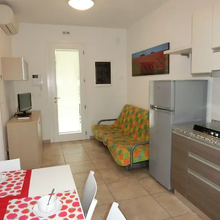 Homely Flat With Private Garden And Common Pool بيبيوني