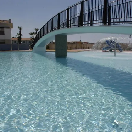 Homely Flat With Private Garden And Common Pool Apartment *