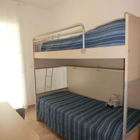 Homely Flat With Private Garden And Common Pool Apartment *