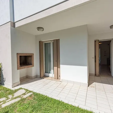 Homely Flat With Private Garden And Common Pool Apartmán *