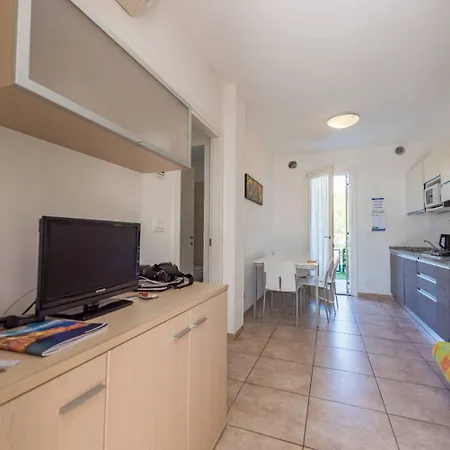 Lägenhet Homely Flat With Common Pool And Solarium