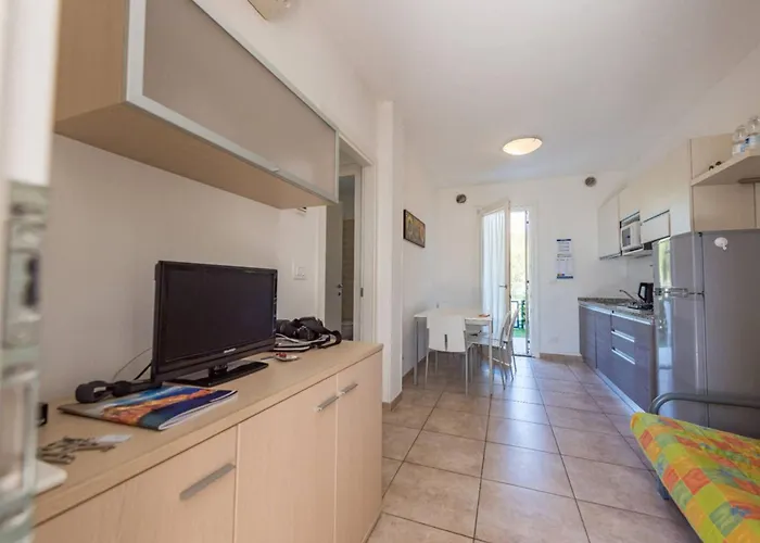 Apartmán Homely Flat With Private Garden And Common Pool *
